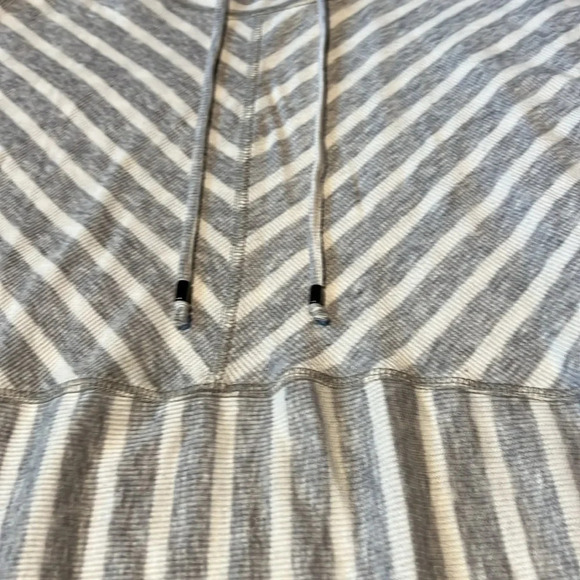 Jones New York pull over. Light weight. Soft. Like new. - Picture 2 of 3